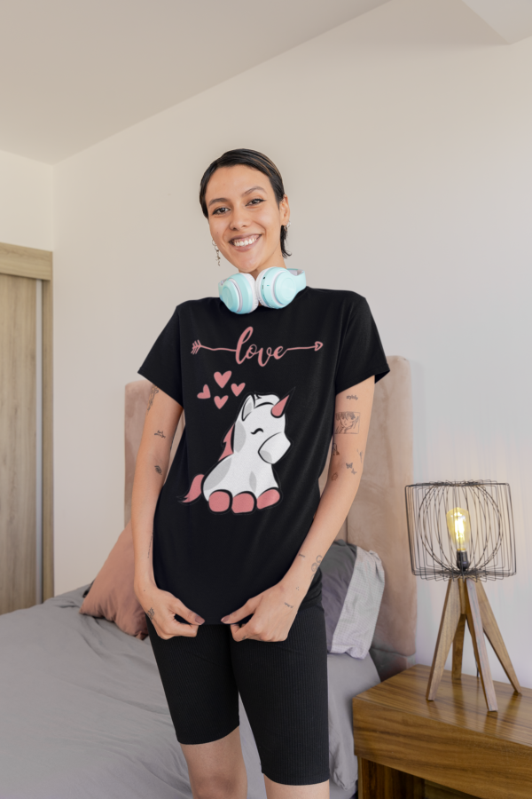 Amour de Licorne,  T-shirt Confort Magique pour Moments Féeriques